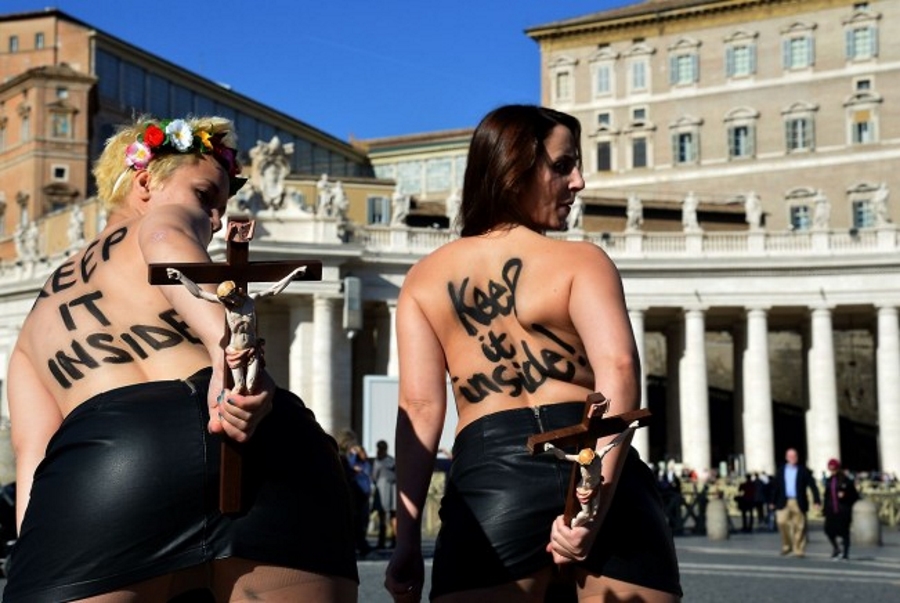 Feministas-de-Femen-apoyan-sendas-cruces-en-sus-traseros-dentro-del-Vaticano.-Archiva-facilitado-por-AD.-lasvocesdelpueblo..jpg