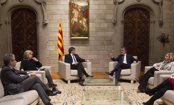 Viernes 10 de febrero de 2017. Se acabó el juicio del 9N y visto para la sentencia. El gobierno separatista catalán se reúne con los golpistas del 9N. El presidente de la Generalidad de Cataluña, Carles Puigdemont (3-i); el expresidente Artur Mas (2-d); las exconsejeras Joana Ortega (d) e Irene Rigau (2-i); y el diputado en el Congreso, Francesc Homs (i), durante la reunión que han mantenido esta tarde en el Palacio de la Generalidad de Cataluña de Barcelona minutos después de finalizar la ultima jornada del juicio del 9N, que ha quedado visto para sentencia. Efe.