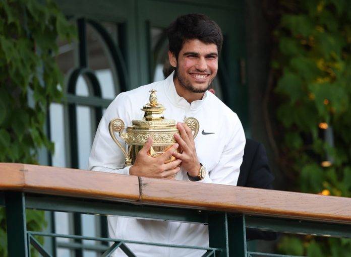 FOTOGRAFÍA. WIMBLEDON (LONDRES) INGLATERRA, 16 DE JULIO DE 2023. Carlos Alcaraz posa con el trofeo que el acredita como campeón de Wimbledon. Efe.