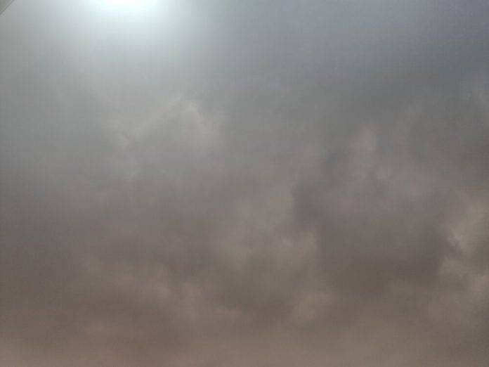 FOTOGRAFÍA. VILADECANS (COMARCA DEL BAJO LLOBREGAT) PROVINCIA DE BARCELONA (ESPAÑA), 23 DE OCTUBRE DE 2023. Nubes y precipitaciones en España. Detalle de los cielos de la ciudad española de la comarca del Bajo Llobregat, Viladecans, en la provincia de Barcelona, durante la mañana de este lunes, 23 de octubre de 2023. Lasvocesdelpueblo (Ñ Pueblo) 