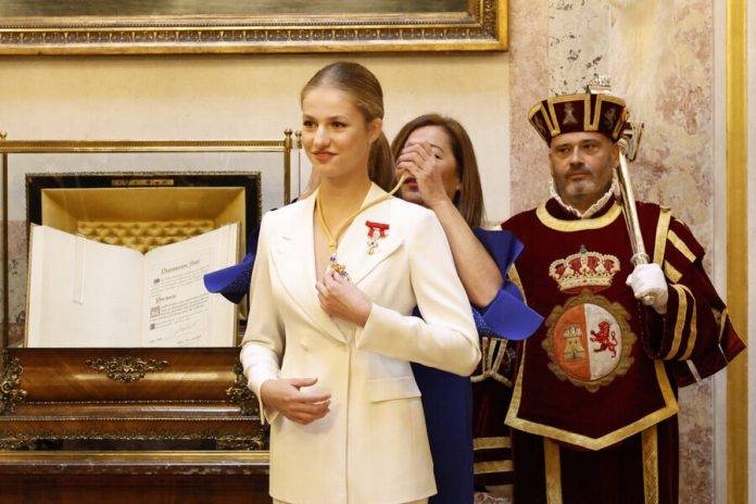Su Alteza Real la Princesa de Asturias y de Gerona Leonor de Borbón y Ortiz recibe la medalla del Congreso de los Diputados tras jurar la Constitución Española ante las Cortes Generales