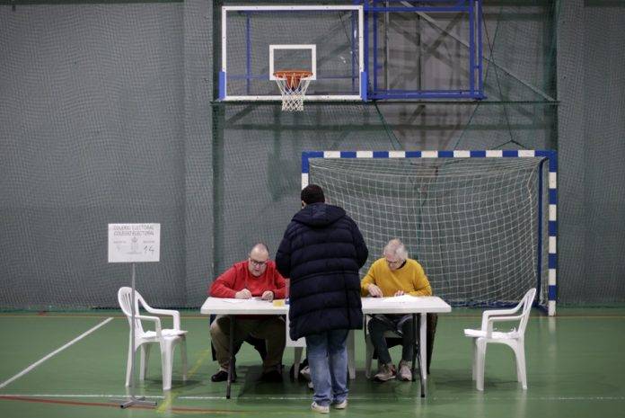 FOTOGRAFÍA. LA CORUÑA (GALICIA) REINO DE ESPAÑA, 18 DE FEBRERO DE 2024. Una persona ejerce su derecho al voto en una mesa electoral instalada en un polideportivo de La Coruña. EFE