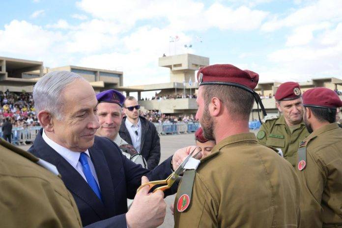 FOTOGRAFÍA. JERUSALÉN (ISRAEL), 07 DE MARZO DE 2024. Israel prohíbe a España "prestar servicios" a Palestina. El comandante jefe y primer ministro Israel, "Bibi" (Benjamín Netanyahu), visita a las tropas del Ejército de defensa de Israel (Tzáhal). "Con nuestros nuevos oficiales. Quien habló de "telarañas", hoy se encuentra con los leones". "¡Te saludo!", aseguró Bibi. Oficina del Primer Ministro de Israel/Lasvocesdelpueblo (Ñ Pueblo)