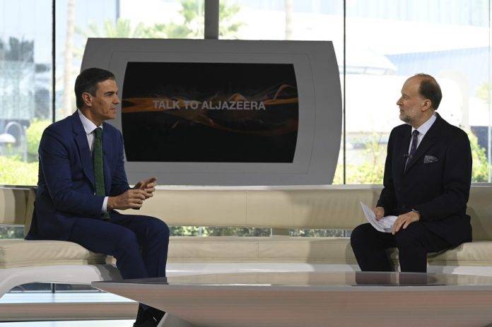 FOTOGRAFÍA. DOHA (CATAR), 03 DE ABRIL DE 2024. Pedro Sánchez dice "no" al referéndum de independencia. El presidente del Gobierno de España, Pedro Sánchez Pérez-Castejón (i), es entrevistado por Al Jazeera en Doha (Catar) este miércoles. Efe