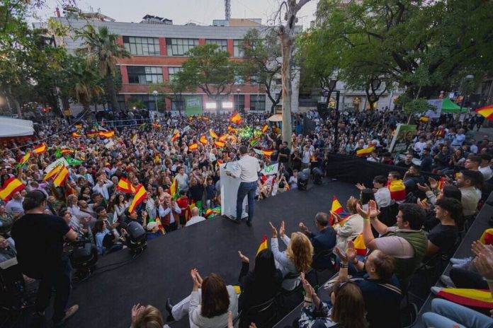 FOTOGRAFÍA. BARCELONA (REINO DE ESPAÑA), 10 DE MAYO DE 2024. Artos se inunda de verde y rojigualda pidiendo votos masivos a VOX.  Elecciones catalanas del 12 Mayo. La emblemática plaza de la rebelión pacífica de la resistencia catalana al golpe en Cataluña, Plaza Artos se inunda de verde y rojigualda pidiendo votos masivos a VOX el próximo domingo, 12 de mayo de 2024; con protagonistas: el presidente de VOX Barcelona y candidato número 3 por esta provincia al Parlament de Catalunya, Joan Garriga Doménech; el candidato por Lérida, Rafael Villafranca Merce; el candidato por Gerona, Alberto Tarradas Peneque; por Tarragona, Sergio Macián de Greef; el candidato número 3 al Parlamento Europeo, Juan Carlos Girauta Vidal; el candidato a president del Govern de la Generalitat de Catalunya y cabeza de lista por Barcelona, Ignacio Garriga Vaz de Conceiçao; y el líder opositor español y presidente de VOX, Santiago Abascal Conde. Entre asistentes, toda la cúpula nacional de VOX y vicepresidentes de los Gobiernos en coalición de VOX, además, la portavoz del Grupo Parlamentario en el Congreso de los Diputados, María José Rodríguez de Millán Paro; y el candidato de VOX a las elecciones europeas del próximo 9 de junio de 2024, Jorge Buxadé Villalba. Lasvocesdelpueblo (Ñ Pueblo)