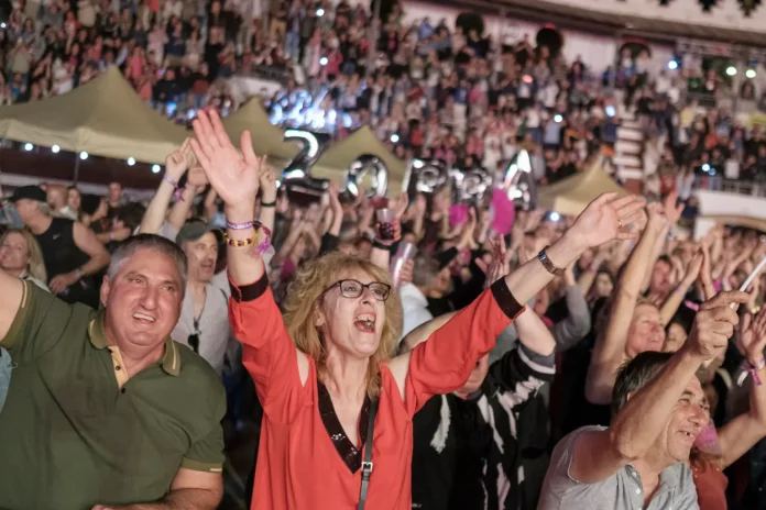 FOTOGRAFÍA. ONDARA (ALICANTE), 11 DE MAYO DE 2024. EUROVISIÓN 2024. El delirio al grito de 'zorra, zorra, zorra' se ha desatado entre los más de 3.400 vecinos reunidos en una macrofiesta con pantalla gigante en la localidad alicantina de Ondara cuando Mery Bas y Mark Dancausa han salido a cantar representando a España en el festival de Eurovisión de Malmö. Efe