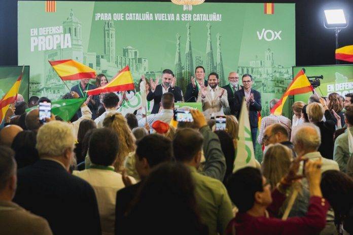 FOTOGRAFÍA. BARCELONA (REINO DE ESPAÑA), 12 DE MAYO DE 2024. Un cuarto de millón de catalanes votan a VOX en defensa propia. Noche Electoral de VOX  en Barcelona. Elecciones catalanas del 12 Mayo (12M). VOX gana las encuestas y sube en votos y porcentaje de votos, manteniendo a todos sus diputados de la pasada legislatura. El presidente de VOX, Santiago Abascal Conde, arropa a los nuevos representantes de la Resistencia, liderados por el candidato a President del Govern de la Generalitat de Catalunya, Ignacio Garriga Vaz de Conceiçao, 8 diputados por Barcelona, 2 por Tarragona, 1 por Gerona y por Lérida. Lasvocesdelpueblo (Ñ Pueblo)