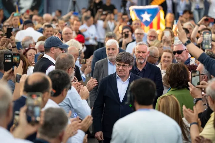 FOTOGRAFÍA. ELNA (FRANCIA), 10 DE MAYO DE 2024. Puigdemont va a formar un "Govern en minoría" de Junts. El prófugo de la Justicia española, golpista líder de la derechista cobarde Junts per Catalunya (JxCat), candidato de esta organización al presidente de la Generalitat de Catalunya del que huyó en 2017 en un maletero de un taxi tras golpear la democracia española desde Cataluña, Carles Puigdemont Casamajó, durante el acto final de campaña de JxCat, este viernes en Elna (Francia), por no querer hacerlo en España donde al pisar el suelo español, desde Cataluña será detenido. Efe