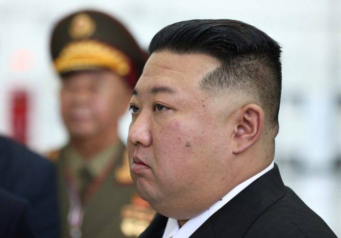 FOTOGRAFÍA. PIONYANG (COREA DEL NORTE), 18 DE JUNIO DE 2024. Mueren varios militares comunistas nortecoreanos. En e primer plano, el dictador comunista y líder de Corea del Norte, Kim Jong-un, durante una de sus apariciones públicas, en marco de sus campañas de guerra contra su vecino de Corea del sur y avanza a mundo libre. Efe. 