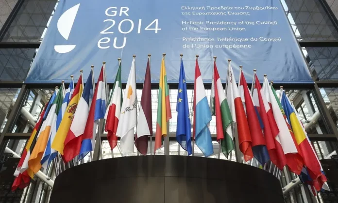 FOTOGRAFÍA. BRUSELAS (BÉLGICA), 08 DE JUNIO DE 2024. Las banderas de los países miembros de la Unión Europea ondean en la entrada principal del edificio del Consejo Europeo en Bruselas, Bélgica, en una imagen de archivo. Efe