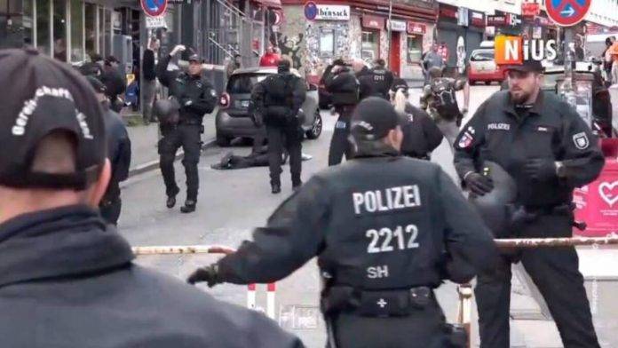 FOTOGRAFÍA. HAMBURGO (ALEMANIA), 16 DE JUNIO DE 2024. Eurocopa 2024| Abatido un extremista armado en Hamburgo. Un hombre que estaba armado con un artefacto incendiario y un pico fue abatido por agentes de la policía este domingo en Hamburgo (norte), informó la Policía de esta ciudad, confirmando un suceso del que informó inicialmente los medios de comunicación de hamburgo y resto de Alemania. captura vídeo/Lasvocesdelpueblo (Ñ Pueblo)
