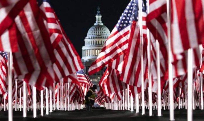 FOTOGRAFÍA. WASHINGTON (EEUU), 20.01.2021. EEUU: "Nos sumamos a Israel contra el terrorismo". Una persona pasa entre las 200.000 banderas instaladas frente al Capitolio para la investidura del nuevo presidente de los Estados Unidos Joe Biden. Efe 