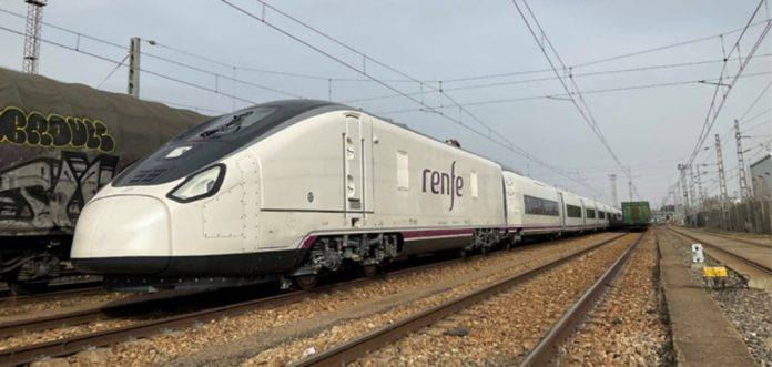 FOTOGRAFÍA. MADRID (REINO DE ESPAÑA), 29 DE JUNIO DE 2024. Reembolsos en Renfe del 50 % y 100 % del billete por retrasos..- AV S-106 y Locomotoras de AV y Transformación S-107 de la flota de trenes de Alta Velocidad (AVE) de Renfe. Por capacidad inversora, el segundo gran contrato de Renfe en la actualidad es el firmado con Talgo para la adquisición de 30 trenes AVE y Avlo de la serie 106, con una inversión de 786 millones de euros. El tren de la serie 106 es un tren de muy alta capacidad que supera el medio millar de viajeros y puede llegar a casi 600 en formato Avlo. Su diseño es un ejemplo de eficiencia energética: dispondrán de un interior de 3,2 metros de ancho que permitirá colocar cinco asientos por fila, con lo que se logrará aumentar de manera considerable el número de viajeros por trayecto sin restar confortabilidad. El S-106, que situará a Renfe a la vanguardia de la alta velocidad a nivel mundial, estará compuesto por 11 coches, dos de ellos de clase Premium, y destacará por su ligereza, un 30% menos de peso que un tren estándar. El contrato incluye el suministro y mantenimiento integral de las 26 cabezas motrices, así como su integración y acoplamiento con las composiciones de coches transformados, para formar trenes Ave de rodadura desplazable, bitensión con velocidad máxima de 330 km/h, con opción de adquisición de hasta 14 locomotoras adicionales. Renfe/Lasvocesdelpueblo (Ñ Pueblo)