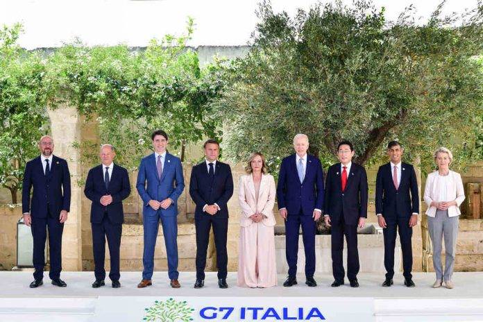 FOTOGRAFÍA. APULIA (ITALIA), 13 Y 14 DE JUNIO DE 2024. Manifiesto del G7 en Apulia (Italia). Cumbre G7 Italia 2024. Líderes del G7 por orden alfabético de los 7 países miembros del club, Alemania, el canciller, Olaf Scholz (2 i); Canadá, el primer ministro, Justin Pierre James Trudeau (Justin Trudeau) (3 i); Estados Unidos de América, Joseph Robinette Biden Jr. (Joe Biden) (4 d); Francia, Emmanuel Jean-Michel Frédéric Macron (Emmanuel Macron) (4 d); Italia, la presidente del Consejo de Ministros, Giorgia Meloni (c); Japón, Fumio Kishida (3 d); Reino Unido, el primer ministro, Rishi Sunak (2 d); Unión Europea, representada por la presidente de la Comisión Europea Ursula Gertrud von der Leyen (Ursula Gertrud Albrecht) (1 d), y por el presidente del Consejo Europeo, Charles Michel (1 i). Para esta cumbre de Apulia (Italia), las naciones sus líderes y organizaciones invitadas han sido los siguientes: el presidente de Ucrania, Volodímir Zelenski; el Banco Africano de Desarrollo, Akinwumi Adesina; el presidente de Argelia, Abdelmadjid Tebboune; el presidente de la República de Argentina, Javier Gerardo Milei; el presidente de Brasil y actual Presidencia del G20, Luis Inácio Lula da Silva; Santa Sede (El Vaticano); Jorge Mario Bergoglio (papa Francisco); el Primer Ministro Ministro de India, Narendra Modi; la Directora Gerente del Fondo Monetario Internacional (FMI), Kristalina Georgieva; el rey de Jordania, Abdalá II bin Al Hussein (Abdallah II); el presidente de Kenia, William Kipchirchir Samoei Arap Ruto (William Ruto); el presidente Mauritania y actual presidente de la Unión Africana, "Mohamed Ould Cheikh Mohamed Ahmed Ould Ghazouani" también conocido como "Ghazouani" o "Ould Ghazouani"; el secretario general de la Organización para la Cooperación y el Desarrollo Económicos (OCDE), Mathias Hubert Paul Cormann (Mathias Cormann); el primer ministro de Túnez, Ahmed Hachani; el presidente de Turquía, Recep Tayyip Erdoğan; el secretario general de la Organización de las Naciones Unidas (ONU), António Manuel de Oliveira Guterres (Antonio Guterres); el presidente de los Emiratos Árabes Unidos, Mohamed bin Zayed bin Sultan Al Nahyan (Mohammed bin Zayed); y el presidente del Banco Mundial, Ajaypal Singh Banga (Ajay Banga). G7 italia/Lasvocesdelpueblo (Ñ Pueblo)