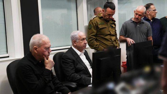 FOTOGRAFÍA. GAZA (ISRAEL), 08 DE JUNIO DE 2024. Netanyahu presidió el rescate de rehenes. Primeras fotos de las patrullas de Givati ​​durante la operación de rescate de rehenes: "Lo más loco y emocionante que hemos vivido", dicen los combatientes desde el corazón de la Franja de Gaza. Israel ha rescatado hoy a 4 rehenes tras 245 días de cautiverio terrorista yihadista palestino en Gaza. «Noa Argamani (25 años), Almog Meir Jan (21 años), Andrey Kozlov (27 años) y Shlomi Ziv (40 años) fueron rescatados en una operación especial de las Fuerzas de Defensa de Israel (FDI), el Shabak» (Shabak también conocido como Shin Bet, que es el Servicio de Inteligencia y Seguridad General Interior de Israel) y la Policía de Israel en dos sitios distintos de Nuseirat, tras ser secuestrados por Hamás en el festival de música Nova». Las Fuerzas de Defensa de Israel (FDI) han asegurado que: «Se encuentran en buen estado de salud y han sido trasladados al Centro Médico ‘Sheba’ Tel-HaShomer para realizar más exámenes médicos». Concretan que: «Seguiremos haciendo todo lo posible para regresar a los rehenes a casa». El primer ministro de Israel y comandante jefe de los guerreros santos de Tierra Santa, Benjamín Netanyahu, ha reunido con los liberados tras participar en la "Operación Arnon" -en memoria a Arnon Zamora, comandante y combatiente de las Fuerzas de Defensa de Israel, que resultó mortalmente herido en la operación de devolución de los secuestrados esta mañana en Gaza, este sábado en la sede del Shin Bet, desde donde se llevó a cabo la operación, y siguió su desarrollo junto con el Ministro de Defensa Galant, el jefe de la Agencia de Seguridad Nacional, el jefe del Shin Bet Ronen Bar, su secretario militar, el mayor el general Gofman y el comisionado de policía, el superintendente jefe Shabtai. Fuerzas de Defensa de Israel (FDI)/Lasvocesdelpueblo (Ñ Pueblo)