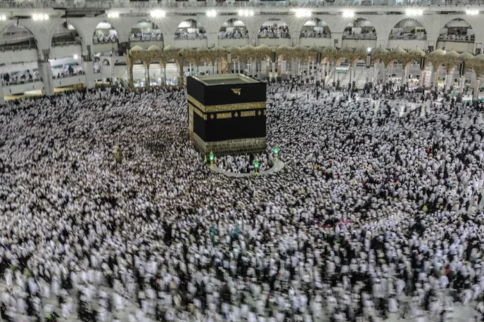 FOTOGRAFÍA. MECA (ARABIA SAUDITA), 14 DE JUNIO DE 2024. Musulmanes inician rituales del Hach en la Meca. Una multitud de peregrinos dan vueltas alrededor de la Kaaba en la Gran Mezquita en la Meca (Arabia Saudita). Efe