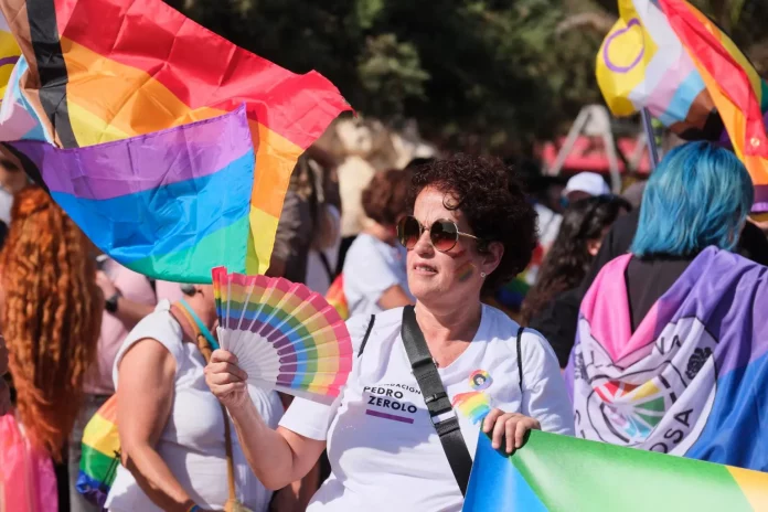 FOTOGRAFÍA. EL MÉDANO (TENERIFE) ISLAS CANARIAS (REINO DE ESPAÑA), 28 DE JUNIO DE 2024. LGTBIQ+: "Detrás de esos balcones también hay maricones".- Cientos de personas LGTBIQ+ (lesbianas, gays, transexuales, bisexuales, intersexuales, queer y más) participan en la marcha por el "Día del Orgullo Gay" en la localidad de El Médano, en el sur de Tenerife, las Islas canarias, Reino de España. Efe