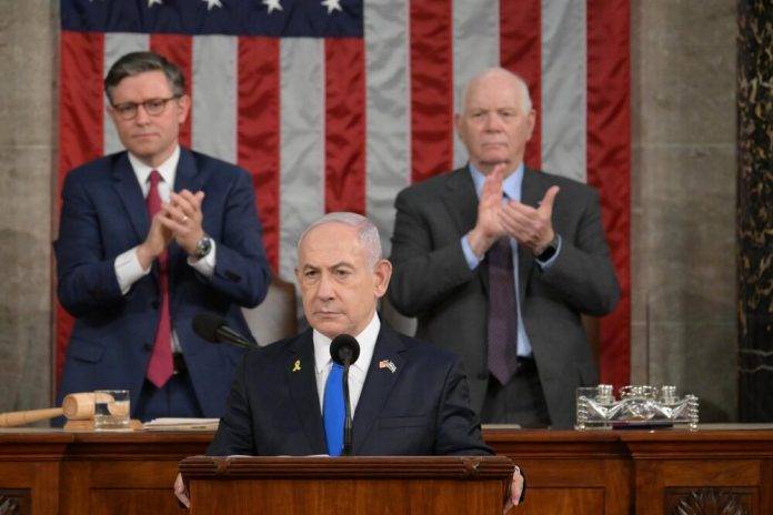 FOTOGRAFÍA. WASHINGTON (ESTADOS UNIDOS DE AMÉRICA), 24 DE JULIO DE 2024. Discurso en inglés de Netanyahu en el Capitolio: "Gays for Gaza" y "Chickens for KFC".- El primer ministro del Estado de Israel, Benjamín Netanyahu (Bibi), interviene ante  el Congreso de lao Estados Unidos de América y Senado en el Capitolio de los Estados Unidos de América este miércoles 24 de julio de 2024, en Washington, D. C., capital de EEUU. La mujer de Netanyahu Sara Ben-Artzi (Sara Netanyahu o Sara Ben-Artzi Netanyahu), los rehenes rescatados y Gobierno de la Tierra Santa han acompañado al lider y comandante jefe del pais hebreo en está histórica visita a Estados Unidos de América. Gabinete Primer Ministro de Israel/Lasvocesdelpueblo (Ñ Pueblo)