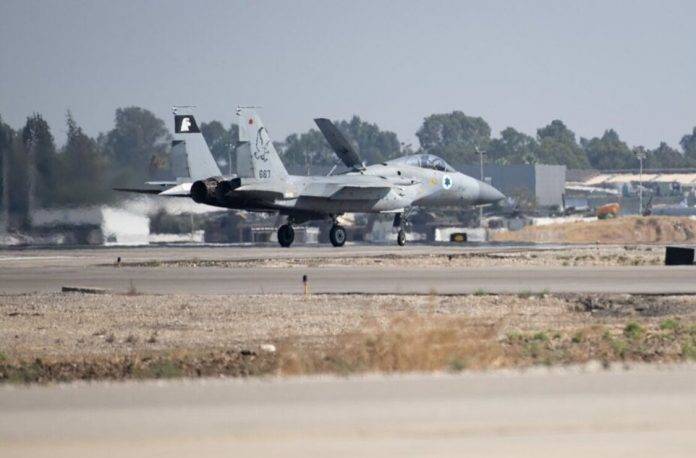 FOTOGRAFÍA. ISRAEL, 20 DE JULIO DE 2024. "En la foto, los F-35 despegando camino a Yemen, en un trayecto de más de 1700 kms", confirman el portavoz del Ejército de defensa de israel, el Tzáhal, que integran las Fuerzas de Defensa de Israel (FDI), para las comunidades judías hispanas, Roni Kaplan. Según fuentes de inteligencia militar de la tierra santa, al menos «seis aviones israelíes con un avión cisterna de reabastecimiento de combustible se han dirigido» las primeras horas de esta tarde «hacia el Mar Rojo» rumbo al yemen ocupado por el islamismo terrorista y antisemita. Tzáhal/Lasvocesdelpueblo (Ñ Pueblo)