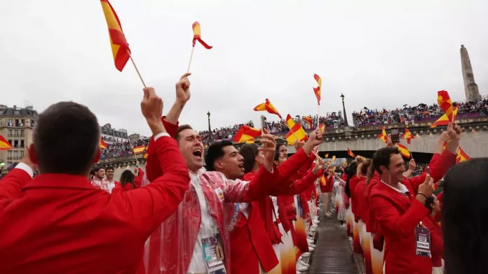 FOTOGRAFÍA. PARÍS (FRANCIA), 26/07/2024. Caluroso primer día de agosto ene l Reino de España.- La selección española desfila por el río Sena, durante la ceremonia de inauguración de los Juegos Olímpicos de París 2024, este viernes en la capital francesa. Guetty Images