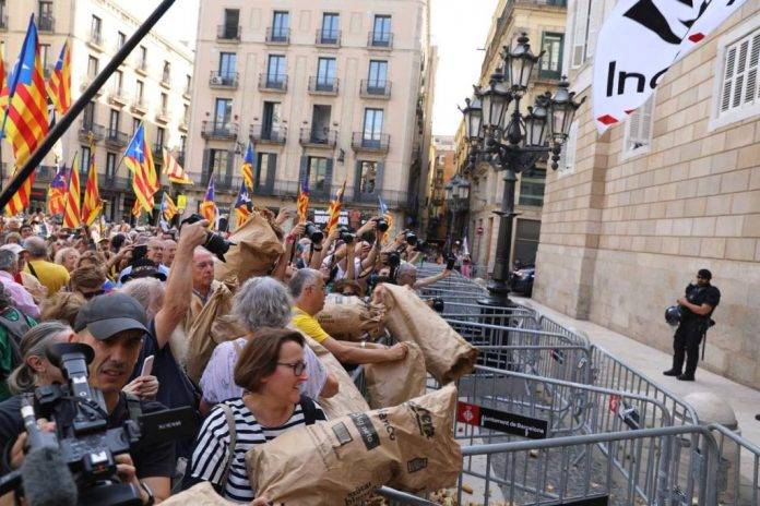FOTOGRAFÍA. BARCELONA (REINO DE ESPAÑA), 13 DE JULIO DE 2024. Un puñado de separatistas pide amnistiar a Puigdemont. bajo el lema "Desobedecemos a los jueces españoles: Independencia", La manifestación convocada por la principal asociación de la antiEspaña en Cataluña, Assemblea Nacional Catalana (ANC), se ha desarrollado por el centro de la ciudad de Barcelona -desde Vía Layetana hasta la plaza Sant Jaume, frente al Palacio del Govern de la Generalitat de Catalunya donde los ultras de la AntiEspaña han lanzado 200 kilogramos de pan seco mientras sonaba "¡Ja no ens alimenten molles! ¡Ja volem el pa sencer!", en español: "¡Ya no nos alimentan migas! ¡Ya queremos el pan entero!", de la canción "Todo explota por la cabeza o por la pata" de Ovidi Montllor. Dice que lo hacen contra lo que ANC tacha de "golpe judicial" que los jueces catalanes del Tribunal Superior de Justicia de Cataluña, Juzgados y Audiencia de Barcelona junto a sus compañeros del resto de España, principalmente los de la Audiencia Nacional y Tribunal Supremo estarían "perpetrando contra" la ley corrupta de amnistía criminal aprobada con los votos de la antiEspaña y sus aliados zurdos de la coalición gubernamental comunista del Reino de España, Partido Socialista Obrero Español (PSOE) y coalición extremista Sumar, que preside el autócrata Pedro Sánchez Pérez-Castejón, a cambio de los votos de los Grupos separatistas y filoterroristas a la investidura del candidato comunista Pedro Sánchez Pérez-Castejón. Lasvocesdelpueblo (Ñ Pueblo)
