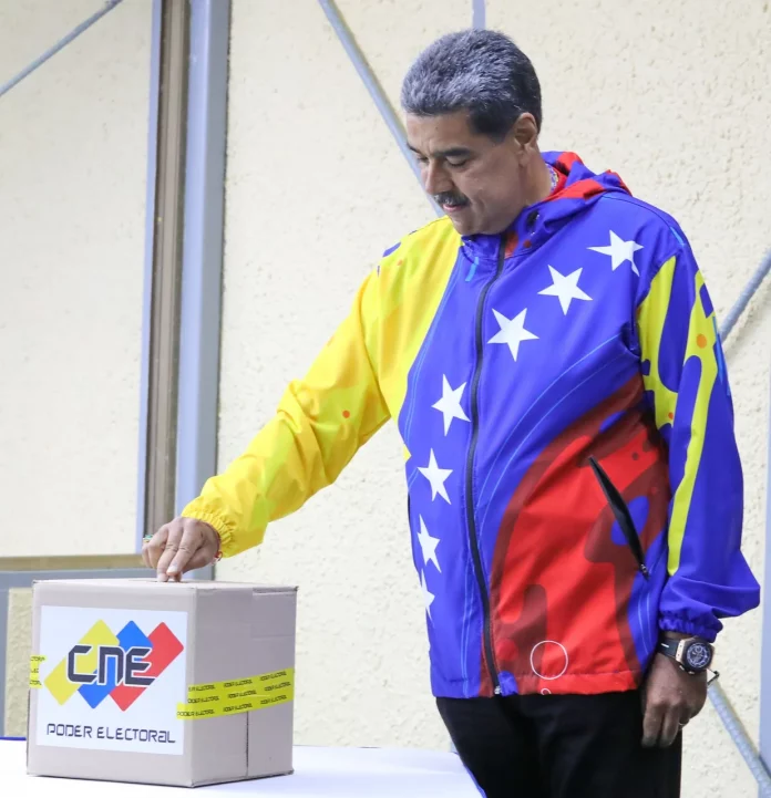 FOTOGRAFÍA. CARACAS (VENEZUELA), 28 DE JULIO DE 2024. En la imagen, el presidente de Venezuela y candidato a la reelección del comunismo que ha llevado en 25 años al país a la destrucción ya mismo total, el llamado "chavismo" -eufemismo con el que los zurdos venezolanos evitan la palabra socialismo o comunismo-, Nicolás Maduro Moro, durante el la jornada electoral de este domingo, ejerciendo su derecho al voto en Caracas (Venezuela), donde Maduro ha reiterado que: "Soy la única garantía de paz". El comunismo ha obligado a la juventud del país a abandonar Venezuela los últimos 243 años. Maduro está dispuesto a todo para continuar en el poder pase lo que pase el domingo en las urnas. De hecho, no se descarta un fraude electoral masivo, que es el verdadero adversario de la oposición antichavista movilizada en una candidatura unitaria llamada "Mesa de unidad Democrática" (MUD). El chavismo se proteja desde este viernes expulsando del país a los invitados internaciones del antichavismo. Efe
