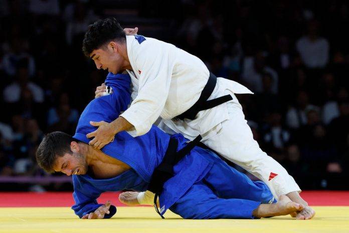 FOTOGRAFÍA. PARÍS (REPÚBLICA DE FRANCIA), 27 DE JULIO DE 2024. JUEGOS OLÍMPICOS PARÍS 2024 /JUDO. Fran Garrigós, bronce en -60 kilos, primera medalla de España en los Juegos de París. El judoca español Francisco Garrigos (azul) compite ante el georgiano Giorgi Sardalashvili durante el combate por la Medalla de Bronce de Judo -60 kg Masculino de los Juegos Olímpicos de París 2024 este sábado, en la capital francesa. Efe