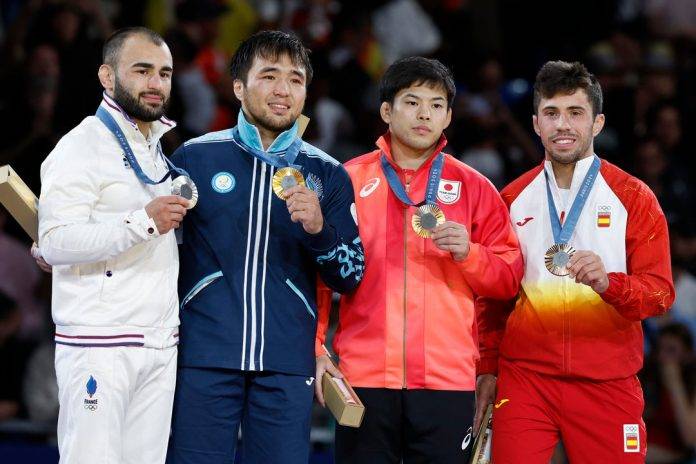 FOTOGRAFÍA. PARÍS (REPÚBLICA DE FRANCIA), 27 DE JULIO DE 2024. JUEGOS OLÍMPICOS PARÍS 2024 /JUDO. Los judocas ganadores de medalla en la disciplina de Judo -60 kg Masculino, el kazajo Yeldos Smetvov (2i) medalla de oro, el francés Luka Mkheidze (i) medalla de plata, y el español Francisco Garrigós Rosa (Fran Garrigós) (d) y el japonés Ryuju Nagayama con medallas de bronce, durante los Juegos Olímpicos de París 2024 este sábado, en la capital francesa. Efe Chema Moya. Efe