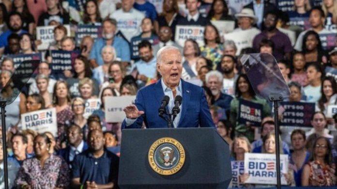 FOTOGRAFÍA. RALEIGH (CAROLINA DEL NORTE) ESTADOS UNIDOS DE AMÉRICA, 28 DE JUNIO DE 2024. Biden se rodea de la suyos para seguir . Campaña electoral Elecciones presidenciales Estados Unidos 2024. El presidente estadounidense Joe Biden habla ante la multitud durante un evento de campaña en Raleigh, Carolina del Norte, Estados Unidos, 28 de junio de 2024. Efe