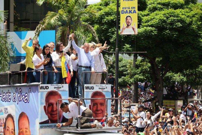 FOTOGRAFÍA. CARACAS (VENEZUELA), 30 DW JULIO DE 2024. Centenares de venezolanos claman contra el fraude electoral masivo del comunismo de Nicolás Maduro Moro en los colegios electorales del pasado domingo 28 de julio de 2024. De acuerdo con el 70 % de las actas, el candidato antichavista unitario de la coalición opositora Mesa de Unidad Democrática (MUD) -Mesa Unidad o Unidad-, Edmundo González Urrutia, ha ganado al candidato socialista a la reelección Nicolás Maduro Moro, con millones de votos de diferencia, per el régimen ha salido para declararse vencedor de la jornada electoral. Lasvocesdelpueblo (Ñ Pueblo)