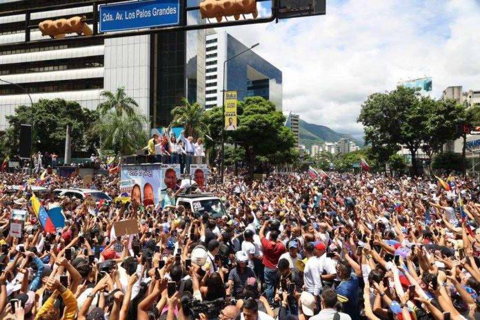 FOTOGRAFÍA. CARACAS (VENEZUELA), 30 DW JULIO DE 2024. Centenares de venezolanos claman contra el fraude electoral masivo del comunismo de Nicolás Maduro Moro en los colegios electorales del pasado domingo 28 de julio de 2024. De acuerdo con el 70 % de las actas, el candidato antichavista unitario de la coalición opositora Mesa de Unidad Democrática (MUD) -Mesa Unidad o Unidad-, Edmundo González Urrutia, ha ganado al candidato socialista a la reelección Nicolás Maduro Moro, con millones de votos de diferencia, per el régimen ha salido para declararse vencedor de la jornada electoral. Lasvocesdelpueblo (Ñ Pueblo)