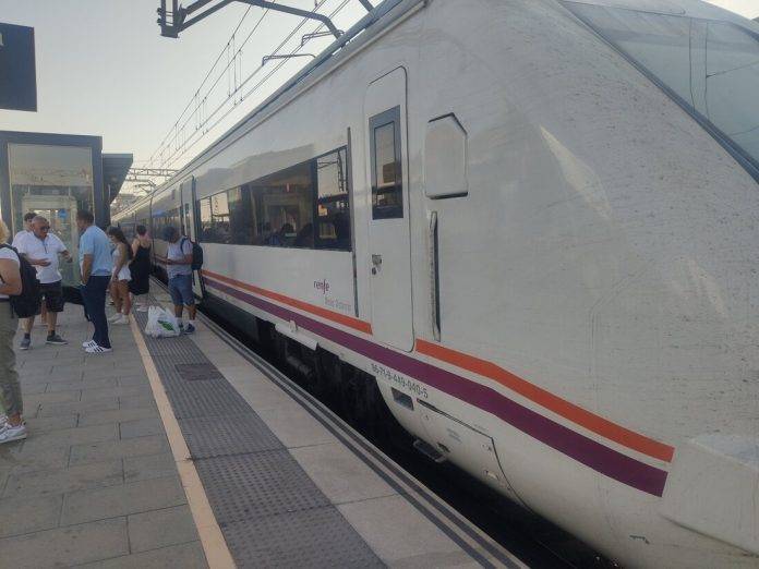 FOTOGRAFÍA. GAVÁ (BARCELONA) REINO DE ESPAÑA, 01 DE AGOSTO DE 2024. Detalle de un tren de Media Distancia Renfe parado en la Estación Renfe Gavá (Barcelona) por una interrupción de servicio entre Sitges y Castelldefels (Barcelona) en ambos sentidos. Al parecer, un tren habría arrollado a una persona en ese tramo y los Mossos d'Esquadra habrían podido que se interrumpan el servicio. Lasvocesdelpueblo (Ñ Pueblo) 